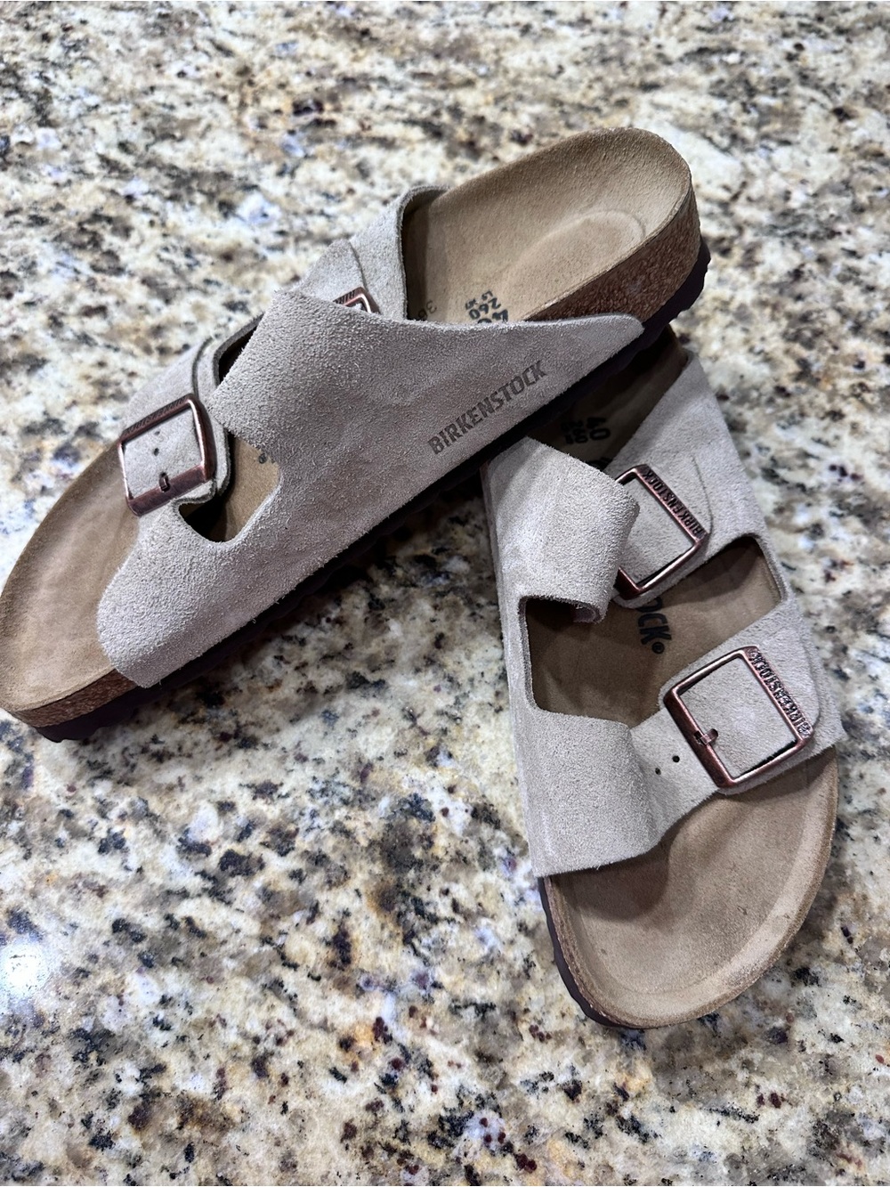 Birkenstock Arizona Suede Sandal Taupe w Buckle Sz 40 (W 9-9.5) (M 7.5)Unisex - Picture 2 of 5